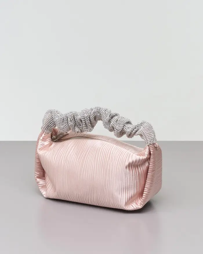 Borsa mini a mano rosa cipria in raso goffrato con manico rivestito in strass argento