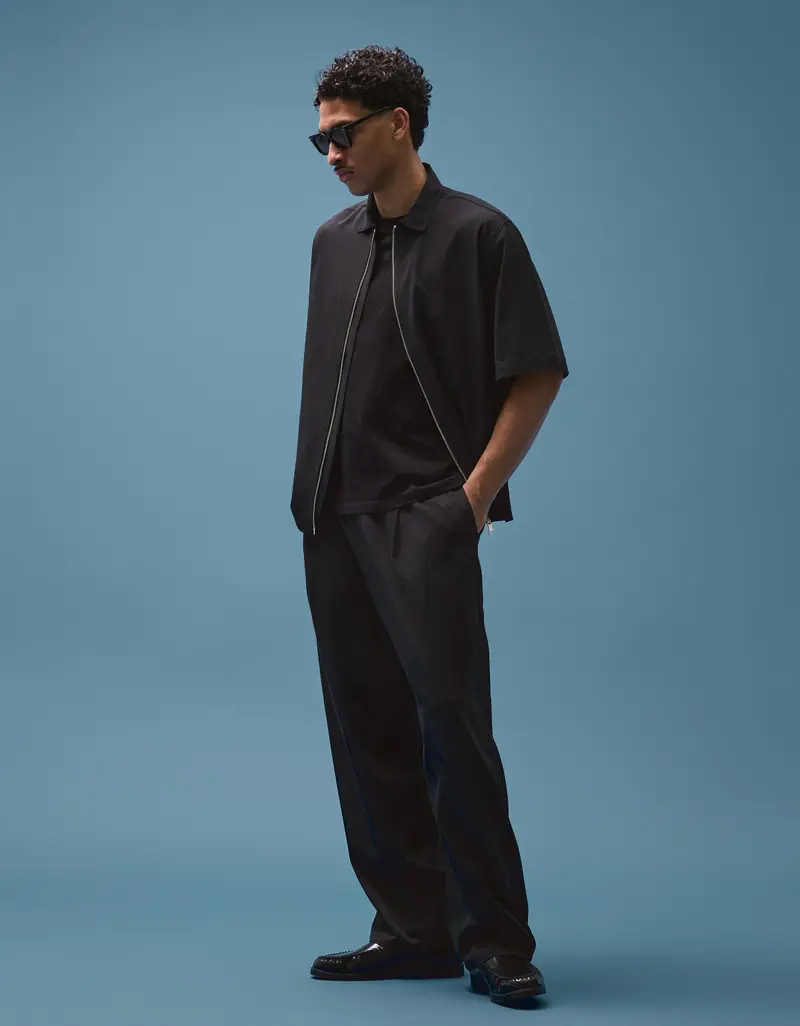 Bershka Pantaloni Super Baggy Fit Con Pinces Fluidi Uomo Nero