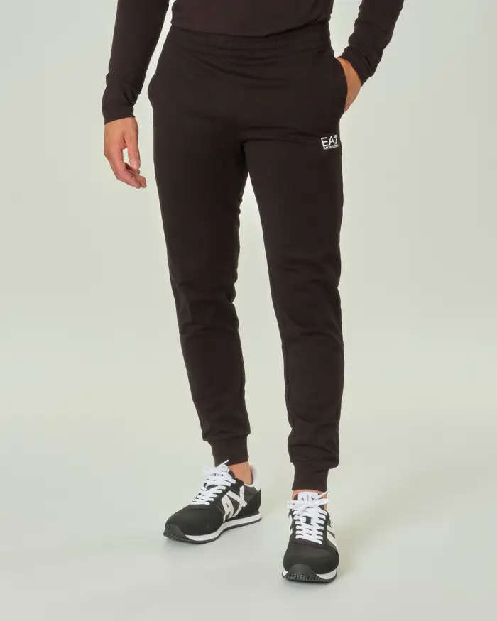 Pantaloni EA7 neri in felpa leggera con logo piccolo