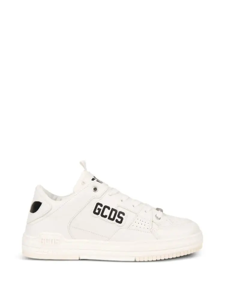 Gcds sneakers in pelle bianca con logo