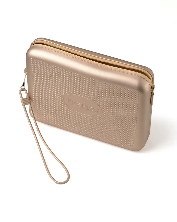 Necessaire metallizzata color champagne misura media con a lavorazione a grana di riso e logo in rilievo