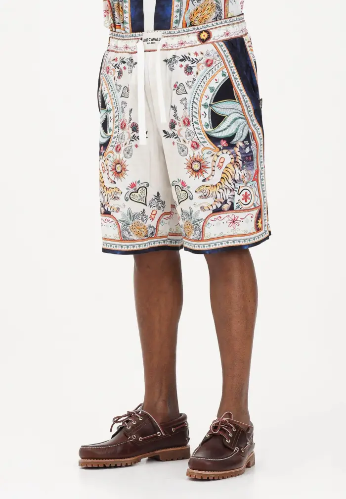 Shorts panna da uomo con stampa ispirata a motivi decorativi e simbolici