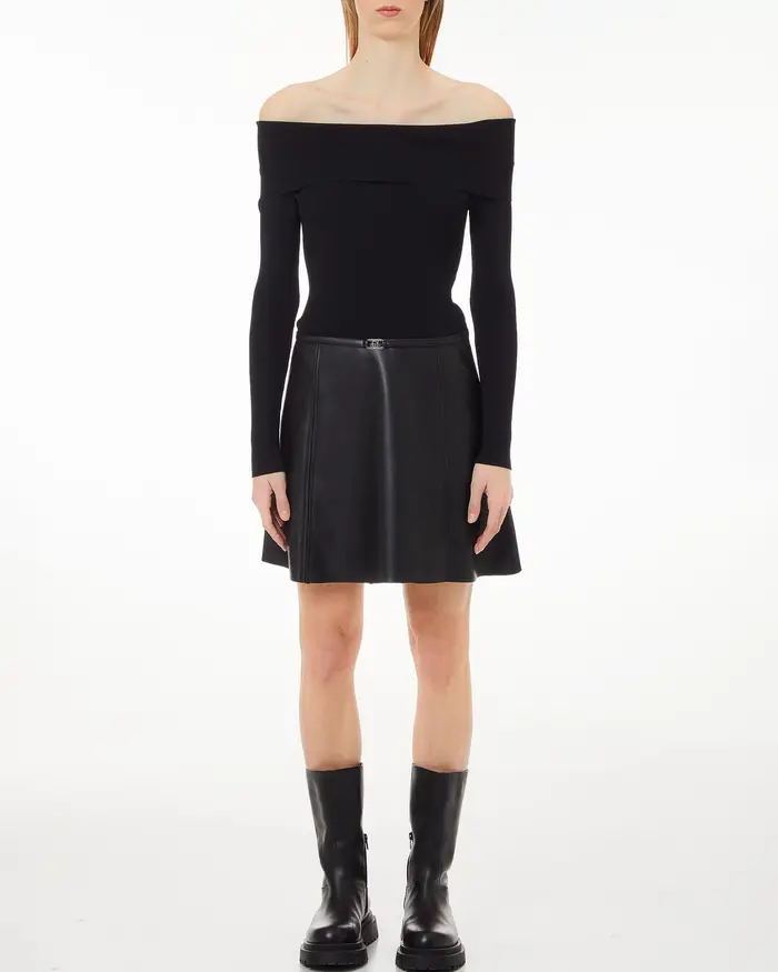 Abito corto in maglia a costine a maniche lunghe con scollo off-shoulder e gonna ad A in similpelle
