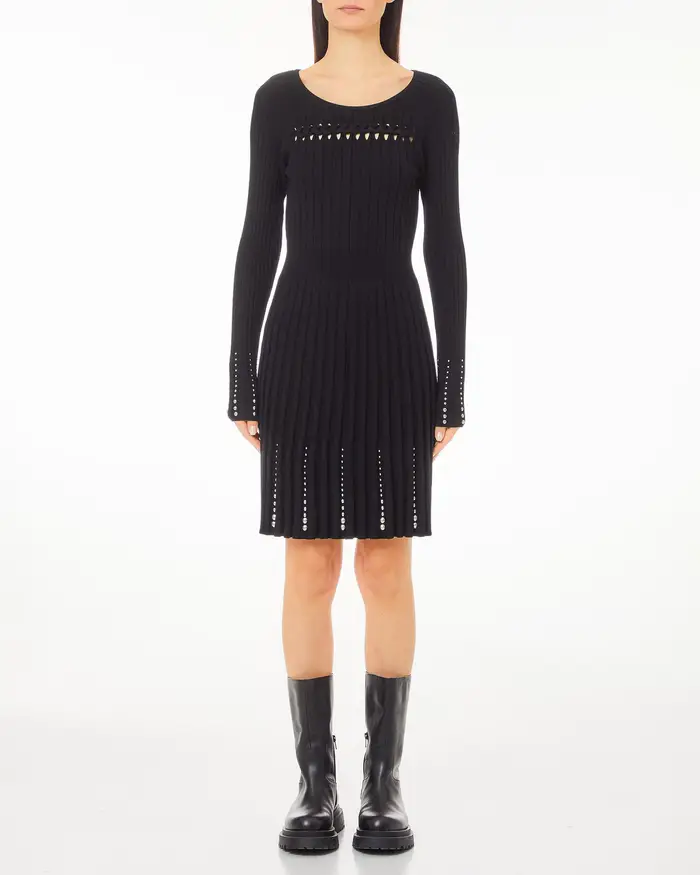 Abito corto nero in maglia a coste con cut-out e trecce sullo scollo e gonna plissé con strass applicati