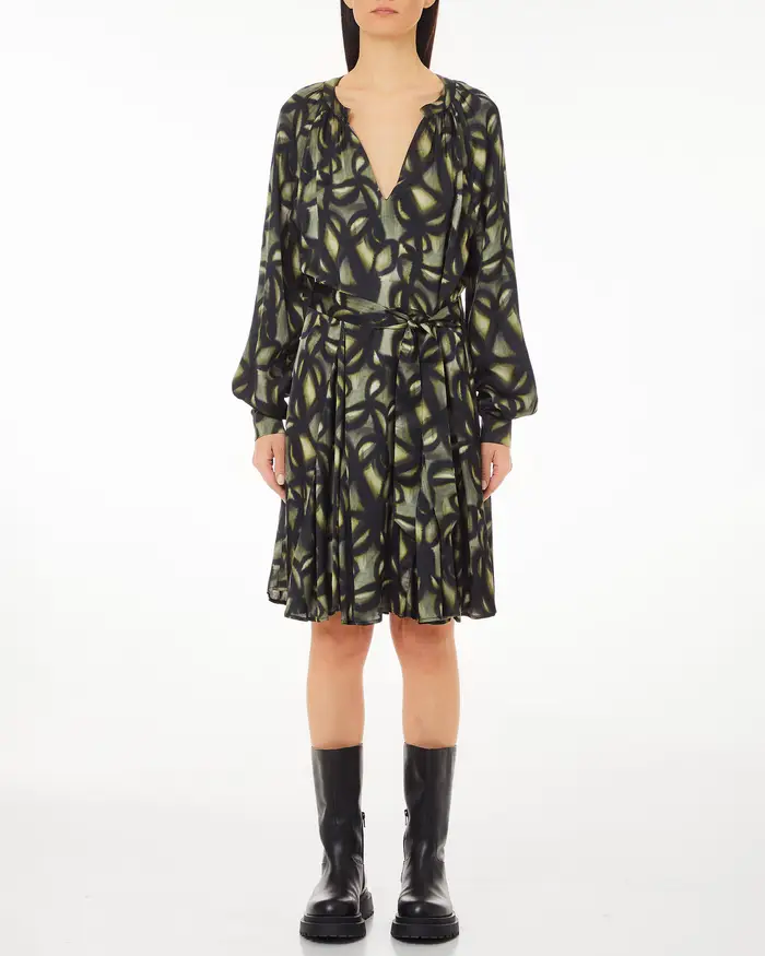 Abito midi verde e nero in raso a fantasia foglie con maniche raglan e gonna a godet con fusciacca in vita