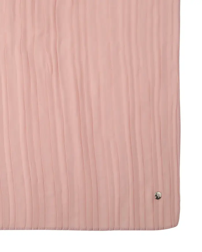 Stola in tessuto plissé rosa cipria con placca logo dorata al fondo