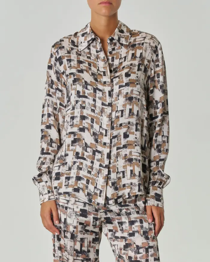 Camicia in raso di viscosa a fantasia geotrica avorio cammello e nero