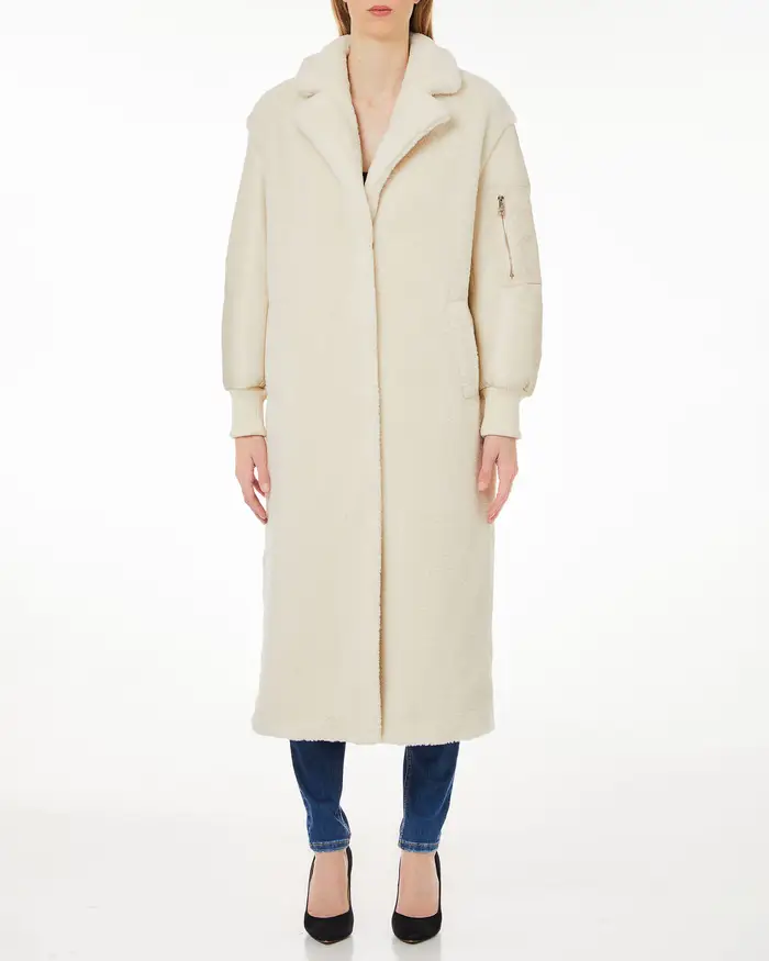 Cappotto lungo color avorio in tessuto teddy con maniche stile bomber in nylon con taschino