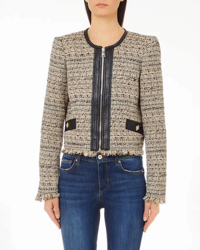 Giacca corta beige e nera in bouclé con scollo a giro e chiusura a cerniera in similpelle nera