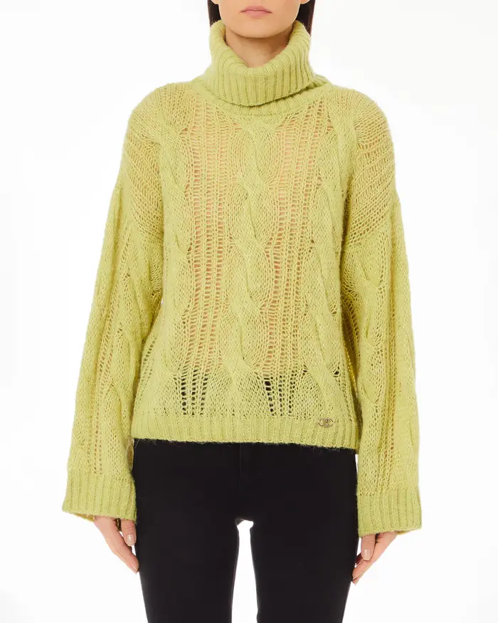Maglia color lime in misto alpaca lavorato a trecce con giromanica sceso