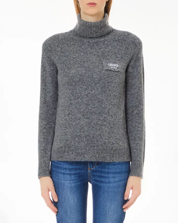 Maglia in misto lana e alpaca bouclè grigio melange con collo alto ed etichetta logo cucita sul petto