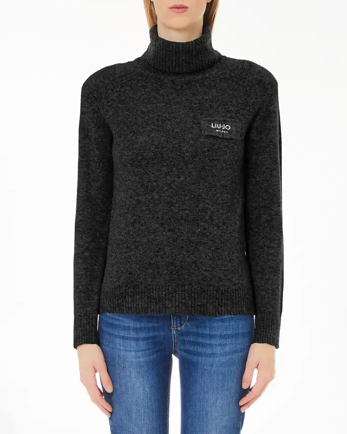 Maglia nera in misto lana e alpaca bouclè con collo alto ed etichetta logo cucita sul petto