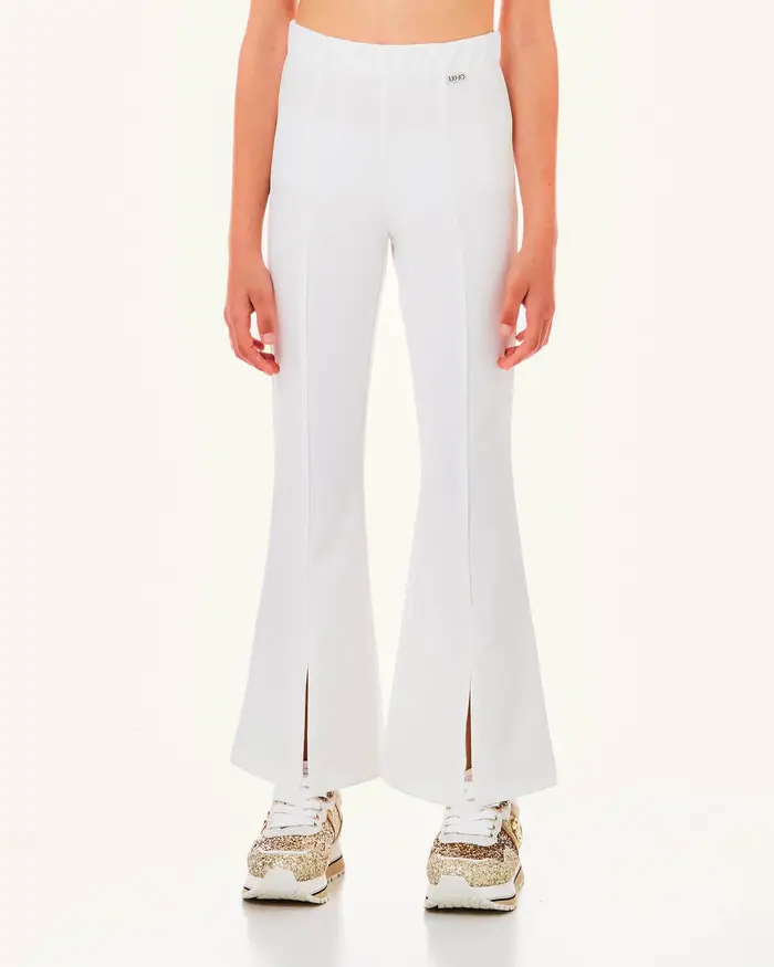 Pantalone flare bianco in crêpe stretch con pinces sul davanti e orli con spacchi