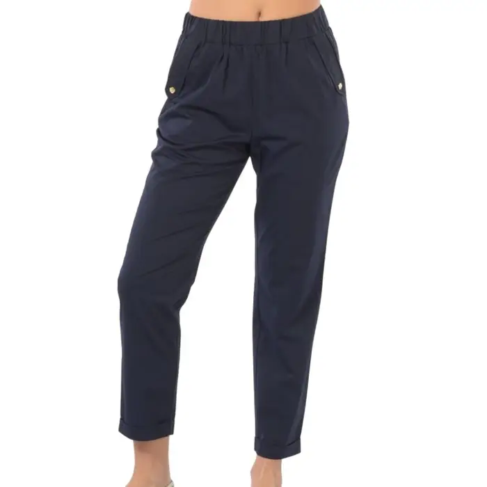 pantaloni lunghi da donna modello chino con dettagli in metallo dorato applicati sulle tasche blu notte