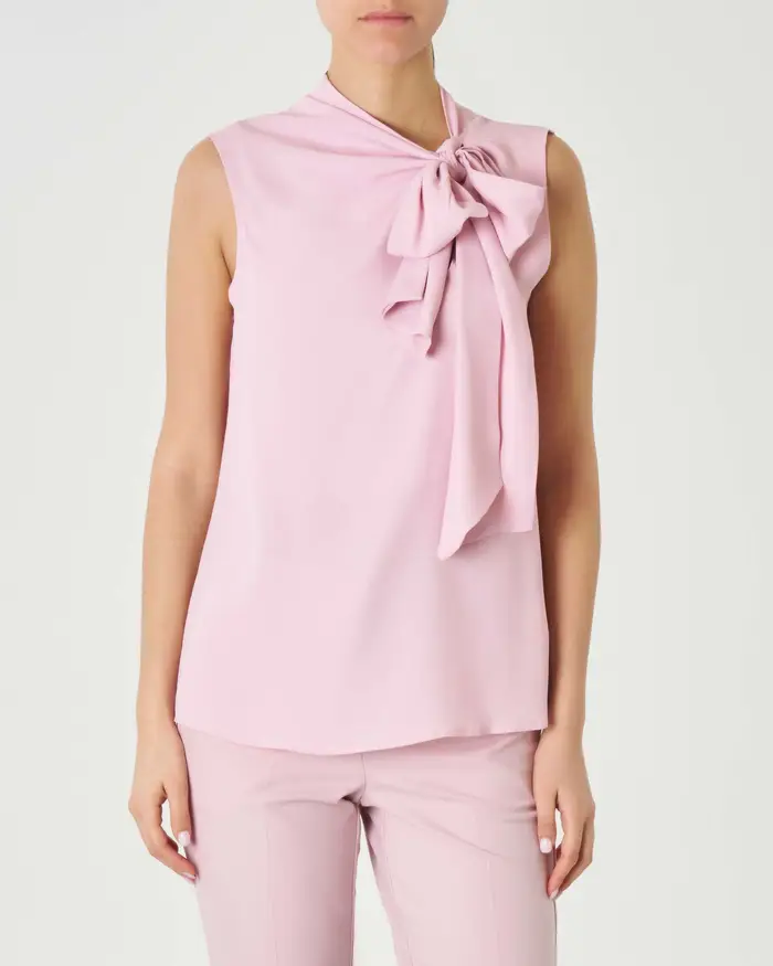 Blusa rosa cipria senza maniche in crêpe di misto seta con motivo a nodo e drappeggio