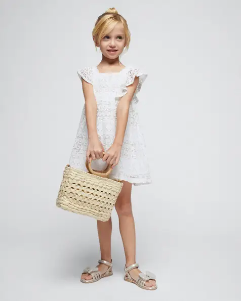 Abito mini bianco in pizzo con spalline e volants