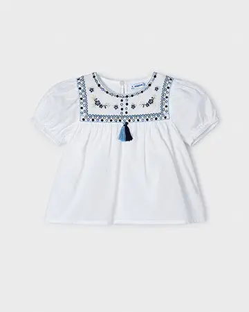 Camicietta bianca in cotone a maniche corte con ricami blu