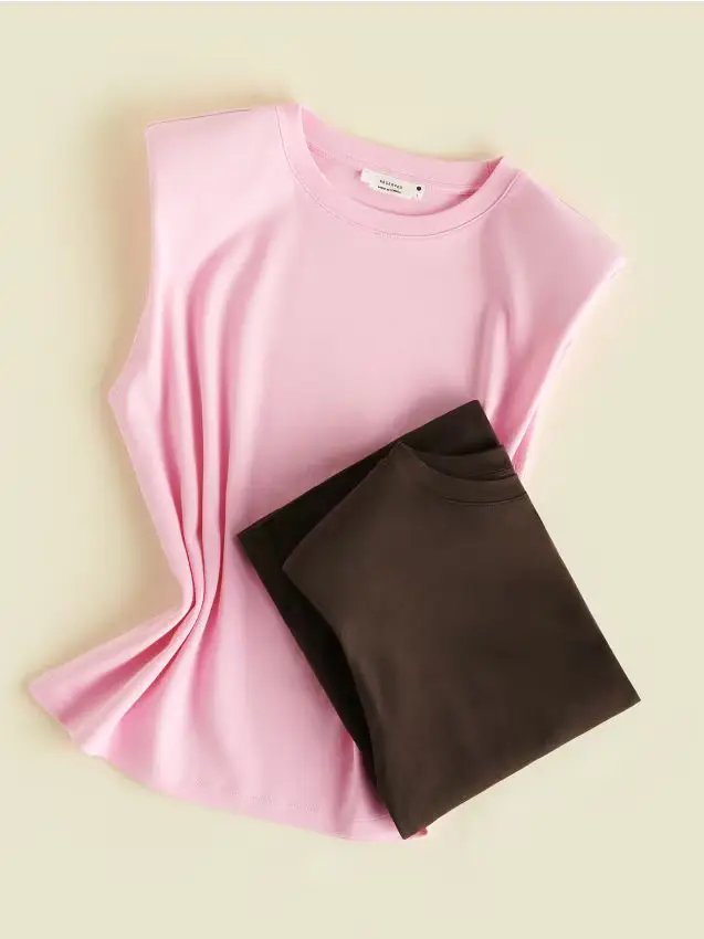 T-shirt con spalle imbottite - rosa