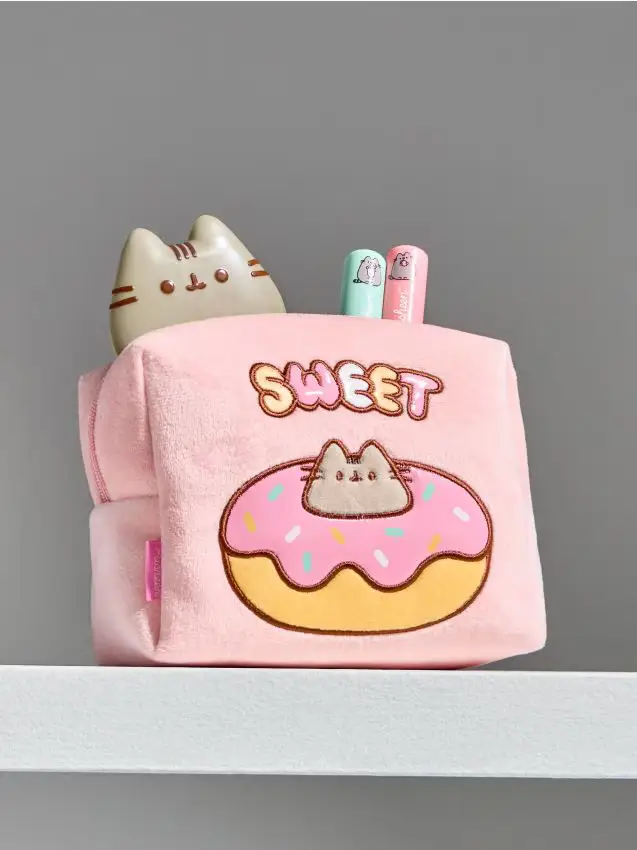 Sinsay Beauty case in peluche con ricamo decorativo Pusheen the Cat - rosa pastello