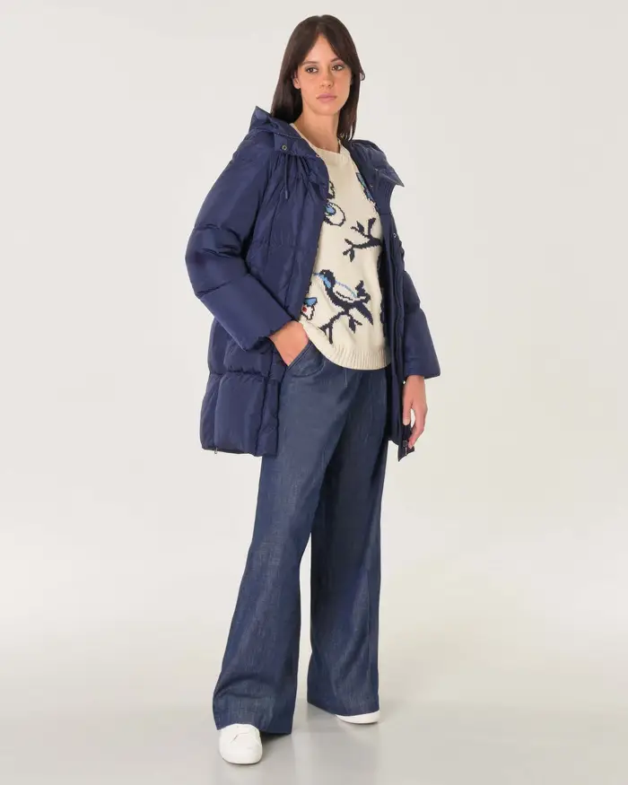 Giaccone imbottito blu in piuma d oca in taffetà antigoccia con cappuccio e aperture a cerniera lungo i fianchi